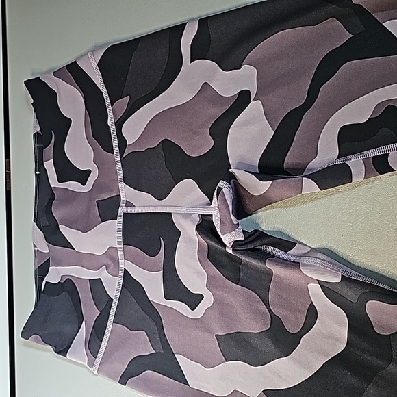 UNDER Armour small heatgear black and purple athletic leggings - Picture 5 of 8